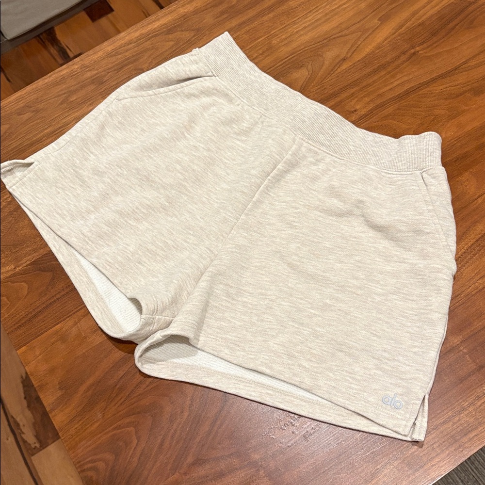 Alo Low Key Sweat Short in Oatmeal Heather Size Medium - Picture 10 of 10